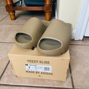 Yeezy Slides Men’s size 7